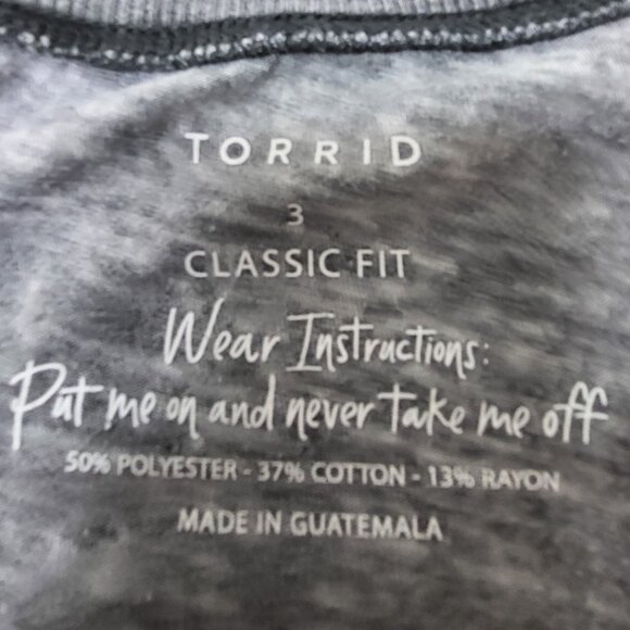 Torrid Classic Fit short-sleeve t-shirt with yellow gold metallic pineapple 3X - Picture 5 of 7